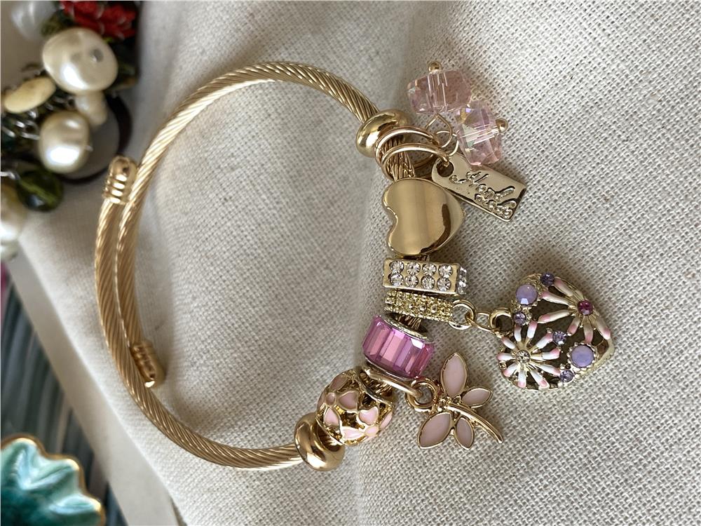 Pembe Çiçekli Kalp Charmlı Bileklik