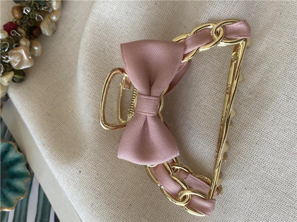 Pembe Fiyonk Kumaş Detay Mandal Toka