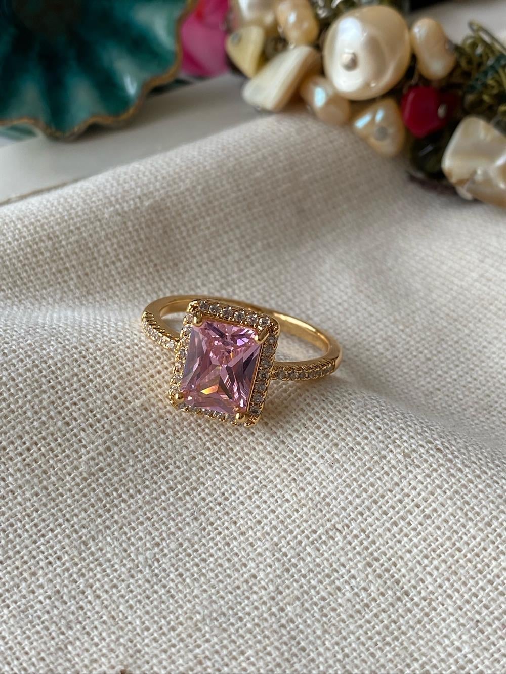 Pembe Zirkon Taşlı Yüzük