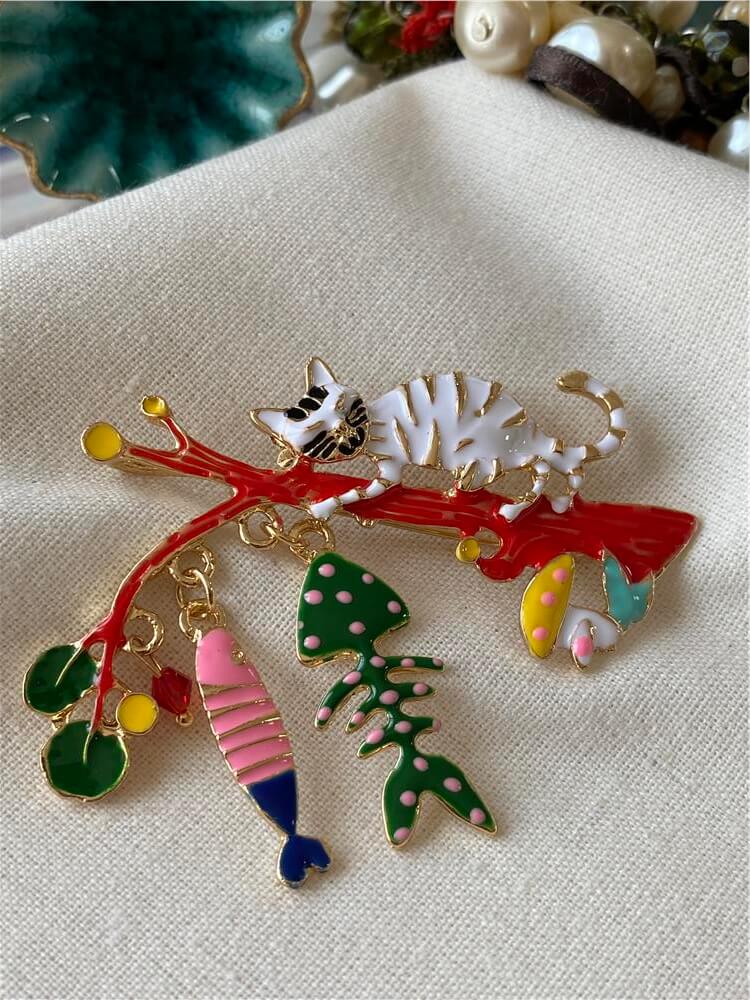 Sallanan Charmlı Daldaki Beyaz Kedi Broş