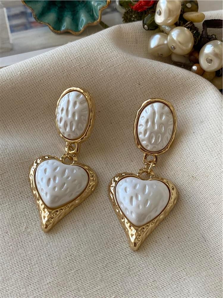 Sallantılı Beyaz Kalp Küpe