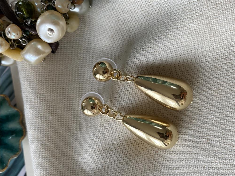 Sallantılı Gold Badem Küpe
