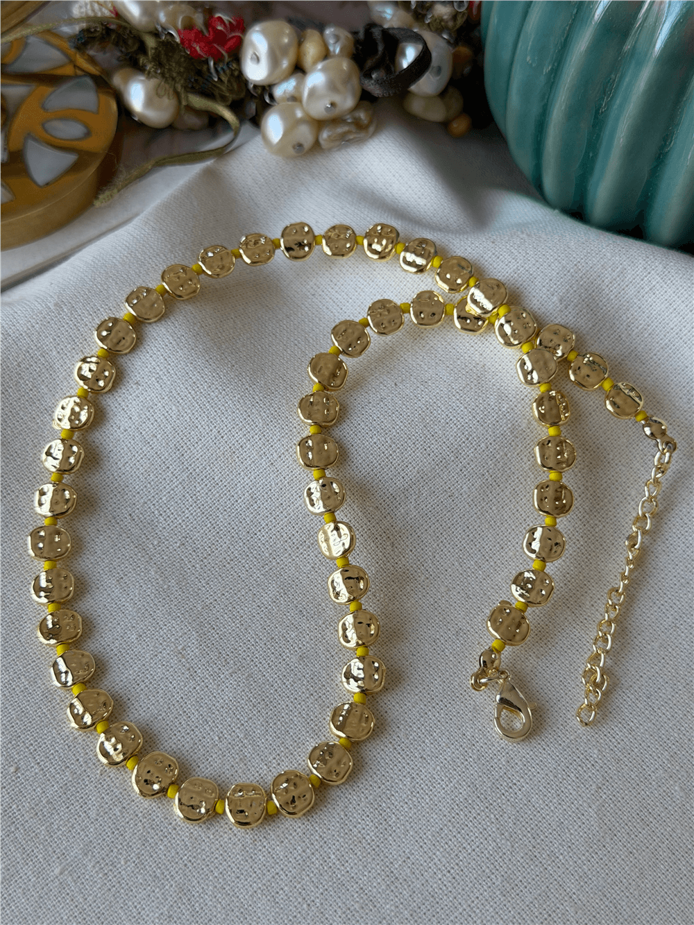 Sarı Boncuklu Gold Ezme Pul Kolye