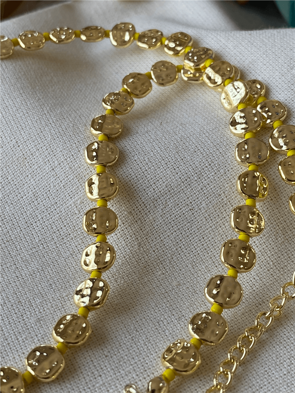 Sarı Boncuklu Gold Ezme Pul Kolye