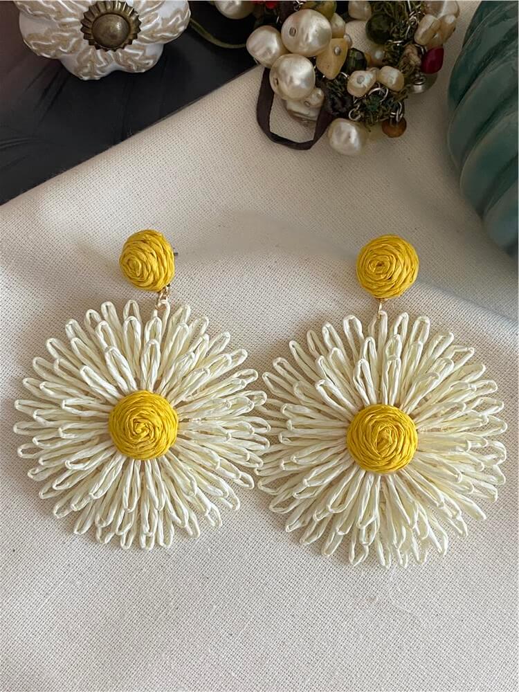 Sarı Detaylı Beyaz Hasır Çiçek Küpe