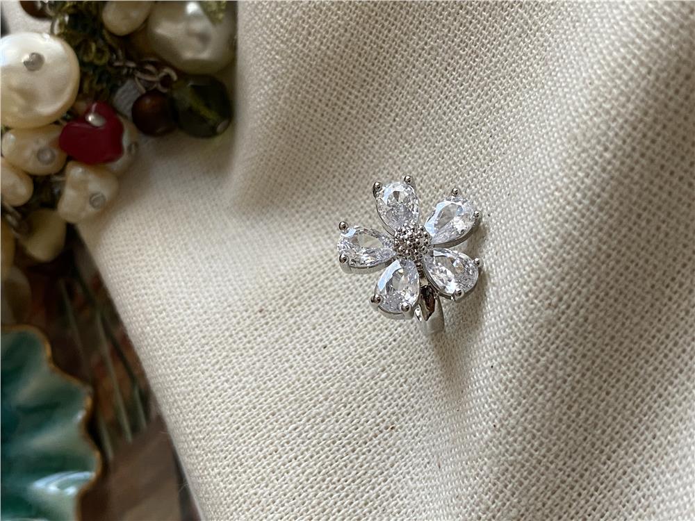 Silver Flower Kıkırdak Küpe