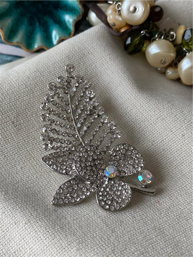Silver Flower with Leaf Broş