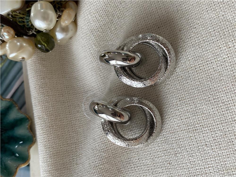 Silver Geçmeli Halkalar Küpe