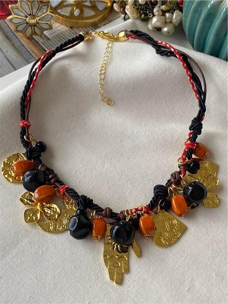 Siyah İpli Gold Charmlı Vintage Kolye