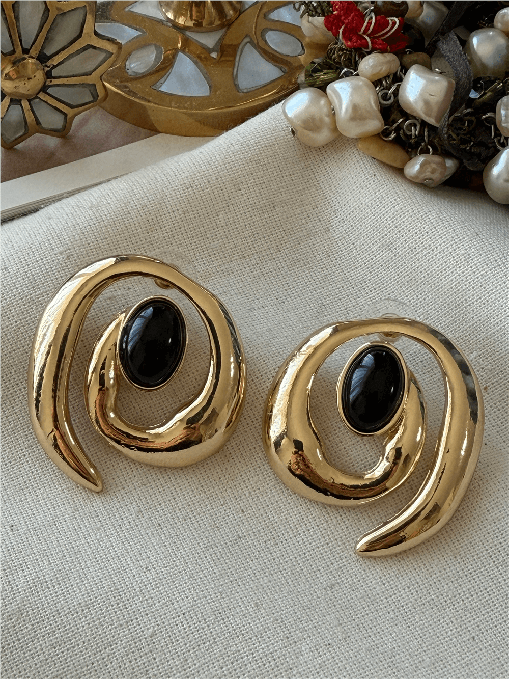 Siyah Taşlı Gold Sarmal Küpe