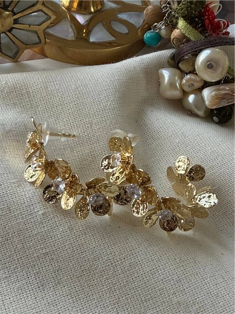 Taşlı Gold Çiçek Detaylı C Model Küpe