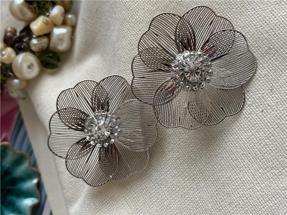 Taşlı Metal Çiçek Küpe