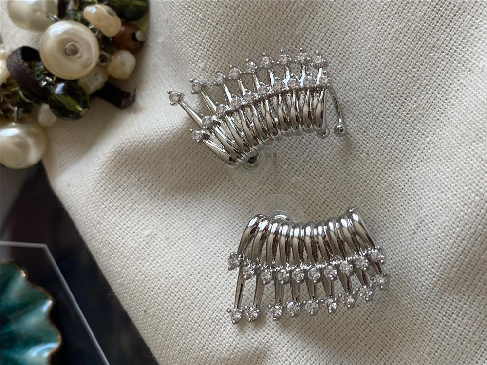 Taşlı Pointed Kaburga Küpe