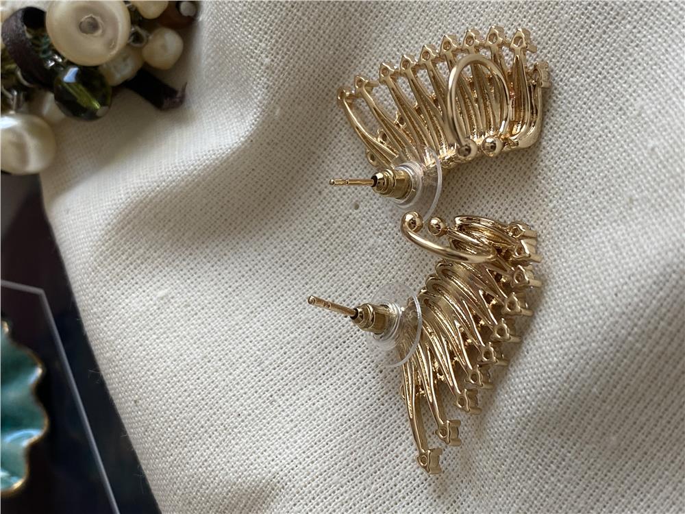 Taşlı Pointed Kaburga Küpe