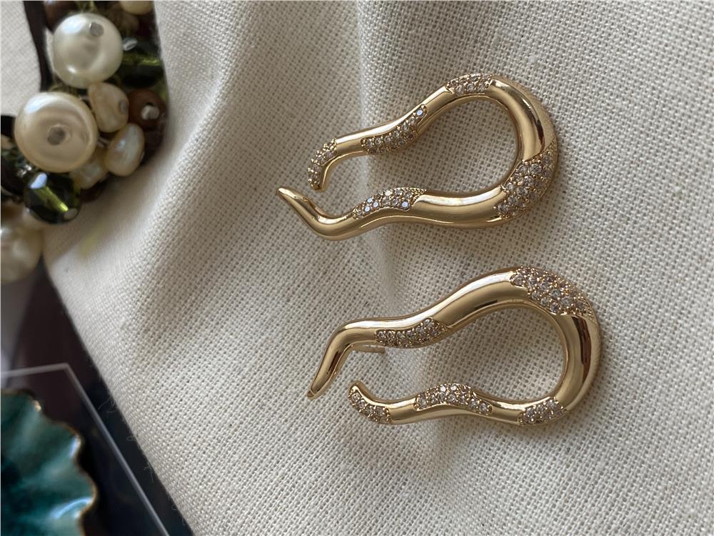 Taşlı Sarmal Design Küpe