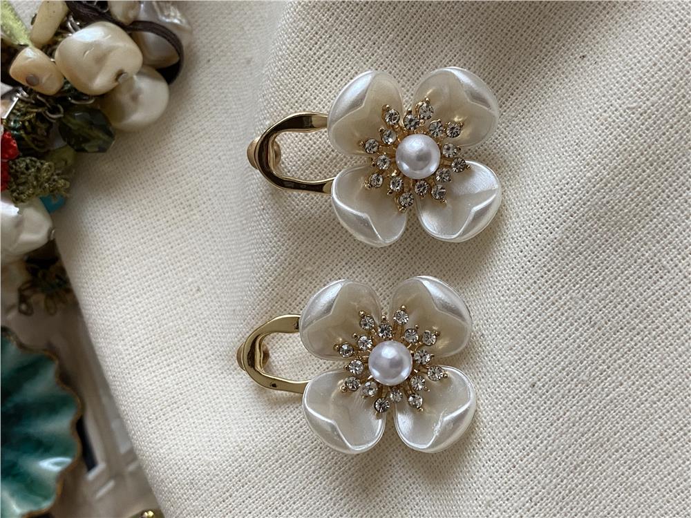 Taşlı Sedef Çiçek Küpe