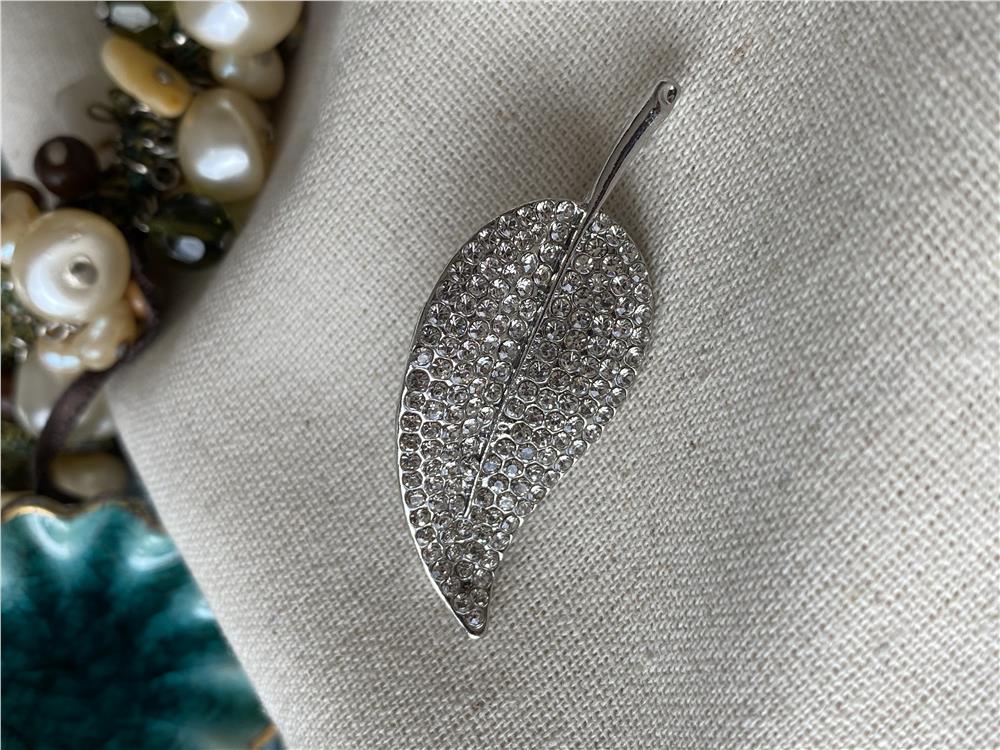 Taşlı Silver Yaprak Broş