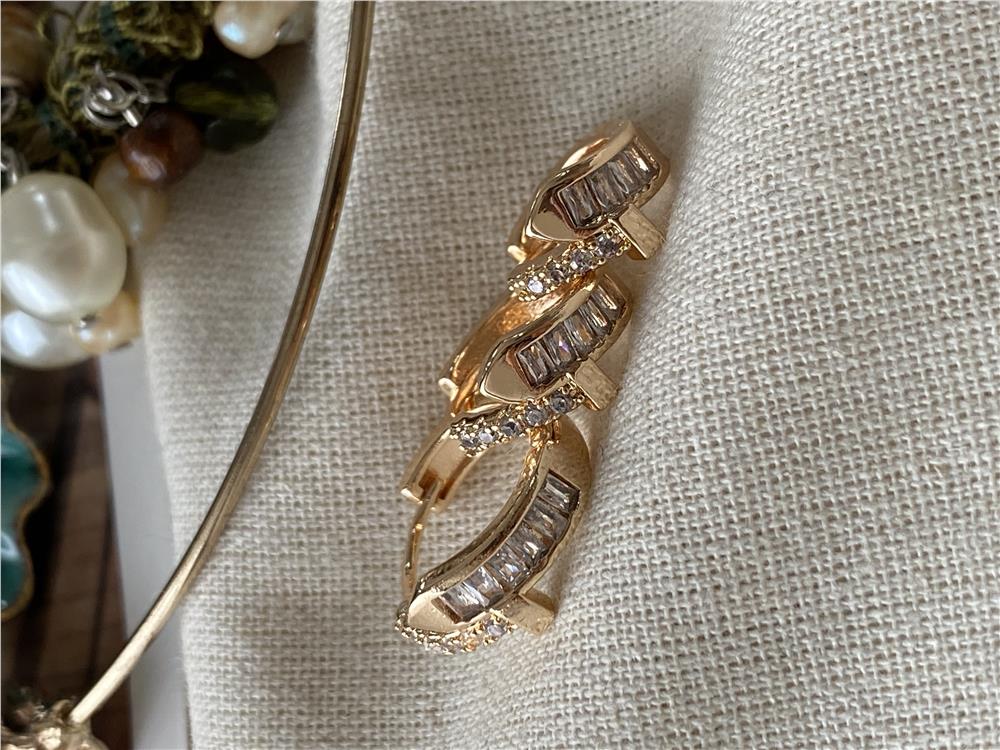 Üçlü Baget Taşlı Gold Çivi Küpe
