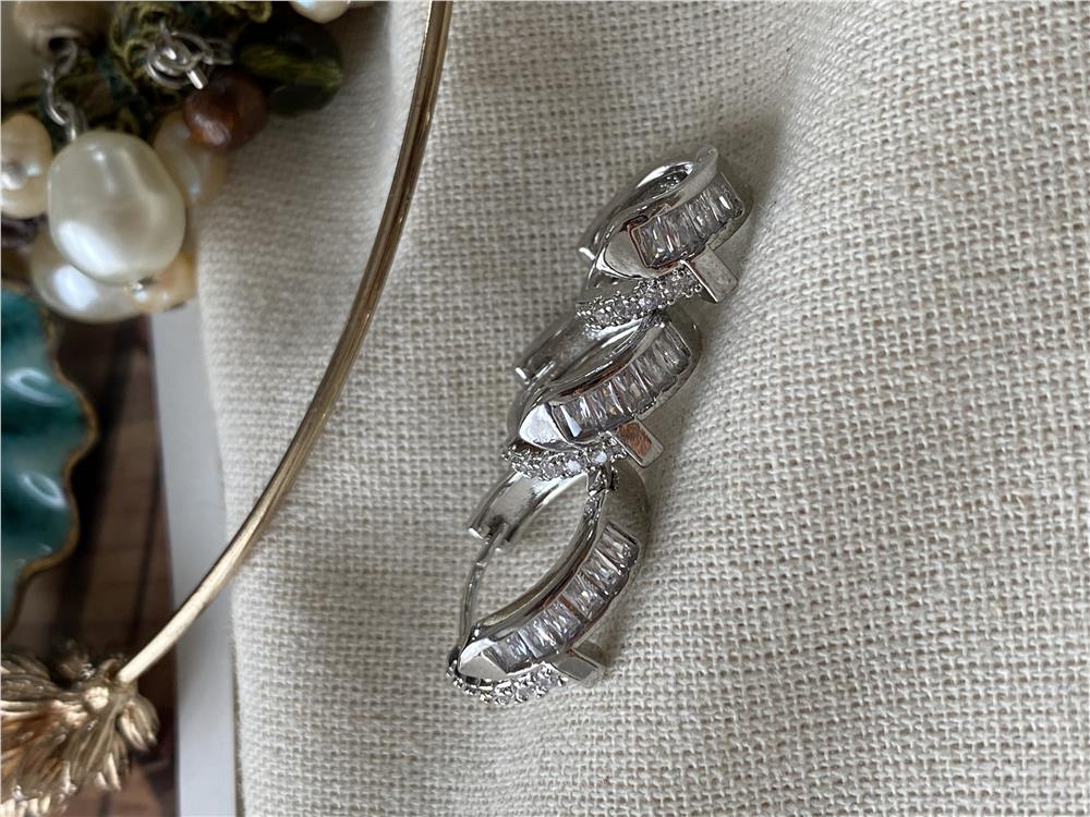Üçlü Baget Taşlı Silver Çivi Küpe