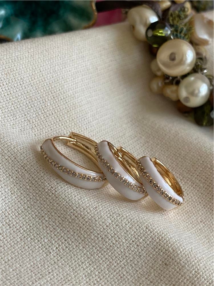 Üçlü Beyaz Mineli Mini Taşlı Küpe