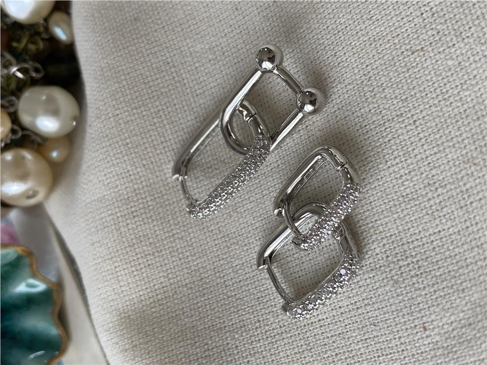 Üçlü Taşlı Tffny Küpe