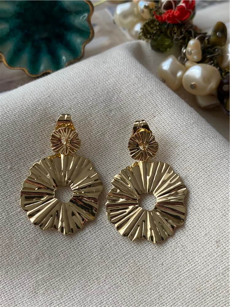 VIP 14K Desenli Yassı Çiçek Küpe
