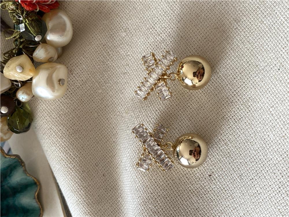 VIP 14K Dorika Sallantılı Cross Küpe