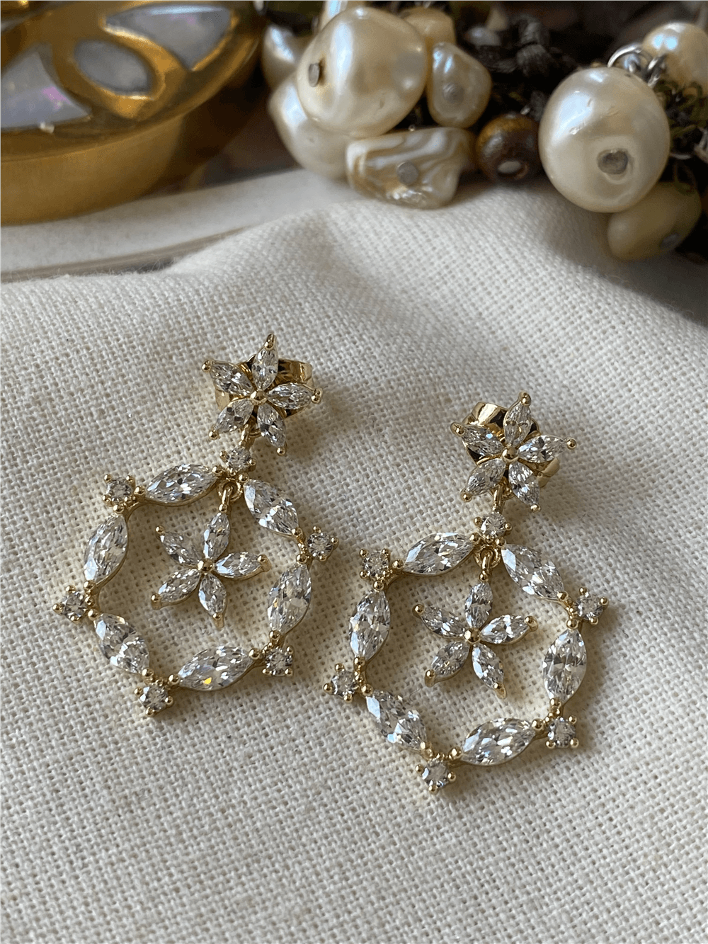 VIP 14K Sallantılı Çiçek Figürlü Küpe