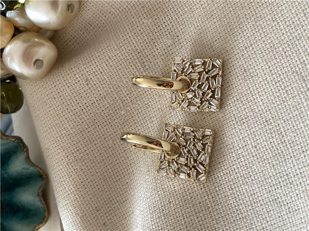 VIP 14K Taşlı Kare Küpe