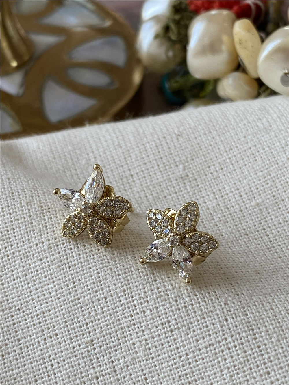 VIP 14K Taşlı Mini Çiçek Küpe