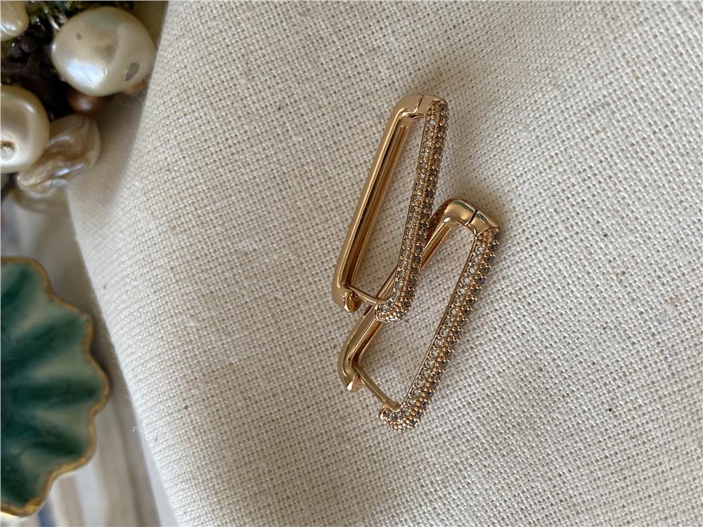VIP Gold Taşlı V Model Küpe