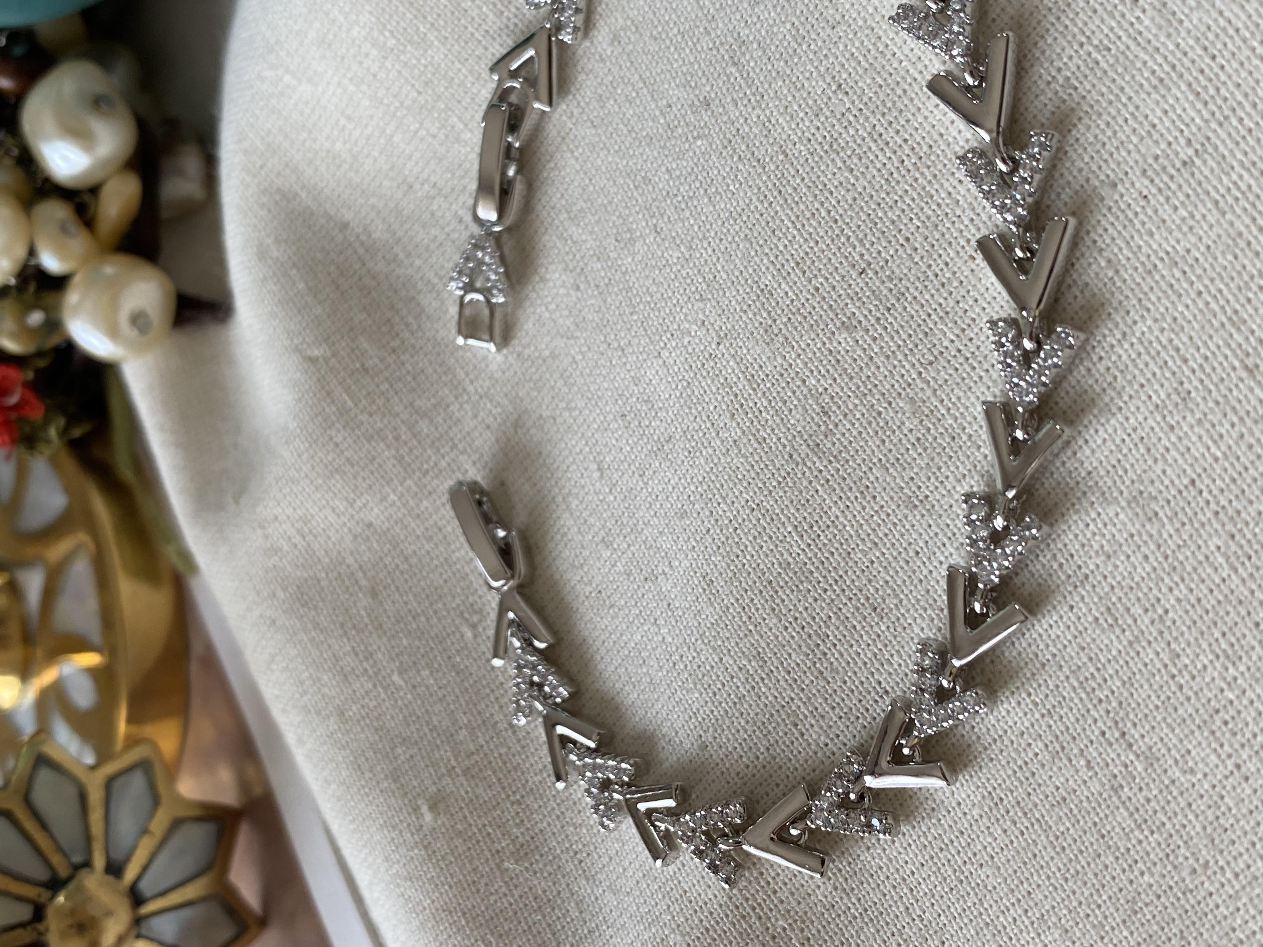 VIP Silver Taşlı V Model Bileklik