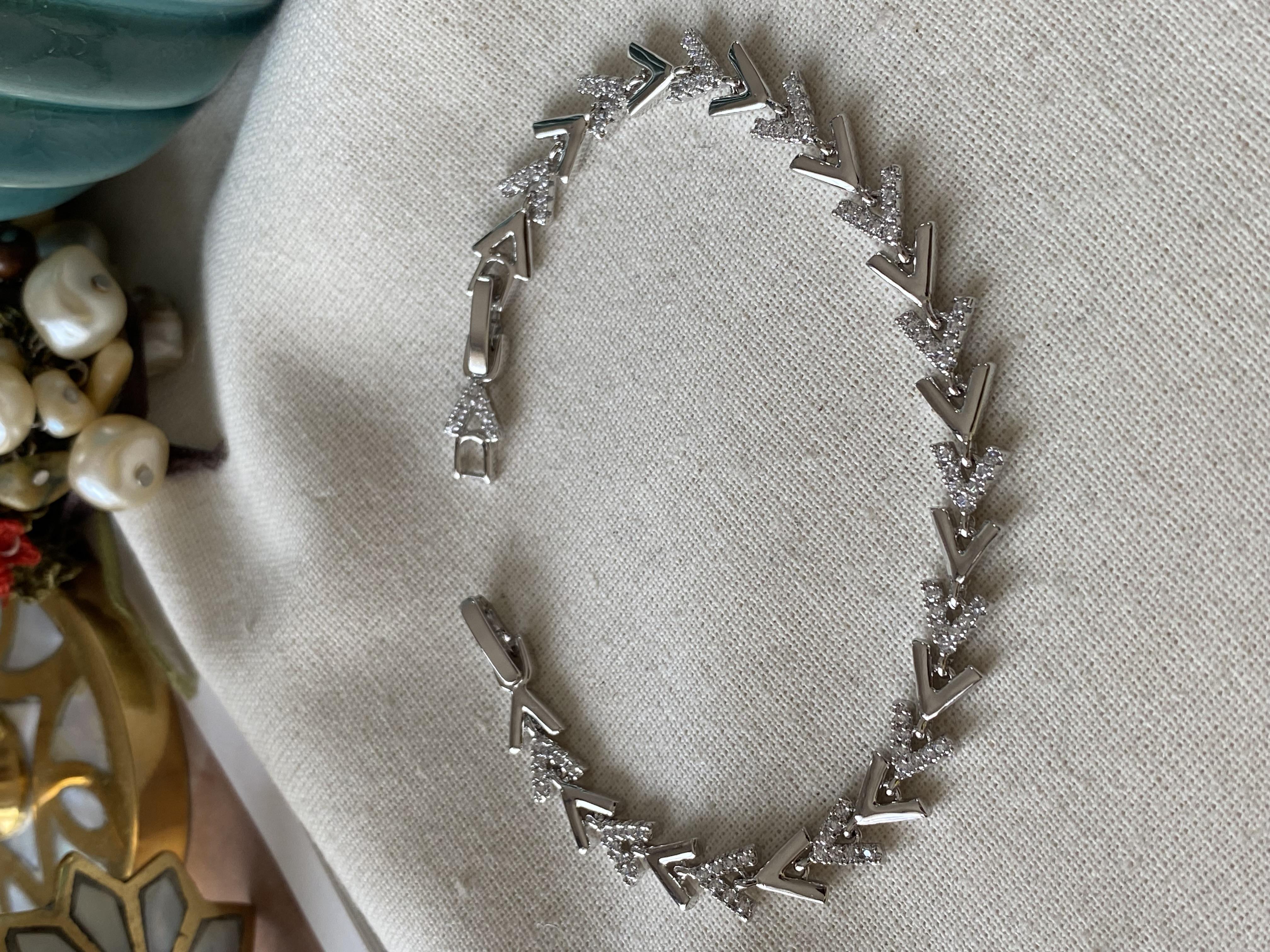 VIP Silver Taşlı V Model Bileklik