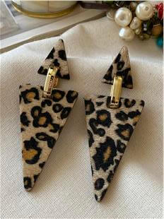 Açık Ton Leopar Desenli Üçgen Tasarım Küpe