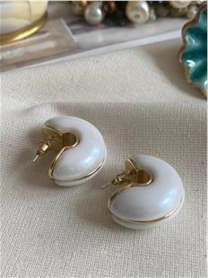 Beyaz Bombe C Model Küpe