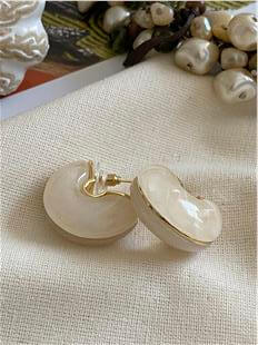 Beyaz Bombe C Model Küpe