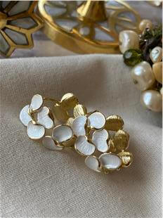 Beyaz Mineli Mini Yapraklar Halka Küpe