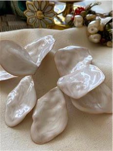 Beyaz Mineli Yarım Yaprak Küpe