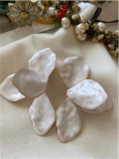 Beyaz Mineli Yarım Yaprak Küpe