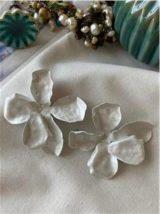 Beyaz Nilüfer Küpe