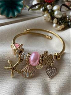 Çelik Gold Kordonlu Pembe Kabuklu Denizyıldızı Charmlı Bileklik