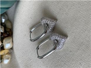 Çelik Kalp Sallantılı Oval Küpe