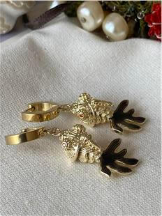 Çelik Siyah Kuyruklu Balık Küpe