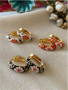 Çiçek Desenli Mineli Halka Küpe