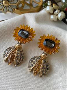 Çiçek Detaylı Uğur Böceği Küpe