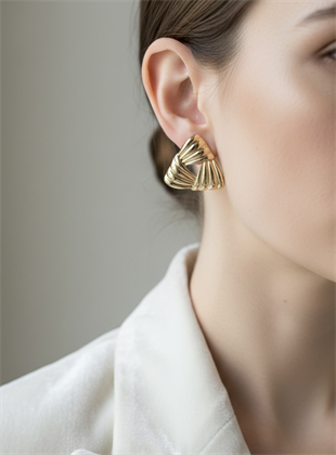 Gold Desenli Üçgen Küpe