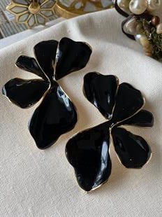 Gold Detaylı Siyah Mineli Büyük Yaprak Küpe