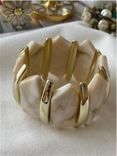 Gold Plaka Detaylı Krem Geniş Esnek Bileklik