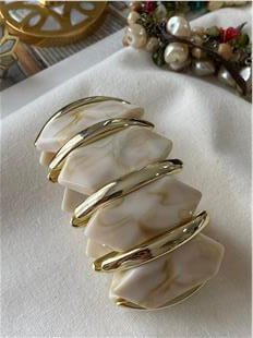 Gold Plaka Detaylı Krem Geniş Esnek Bileklik