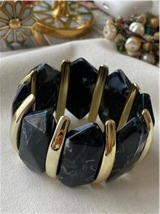 Gold Plaka Detaylı Siyah Geniş Esnek Bileklik